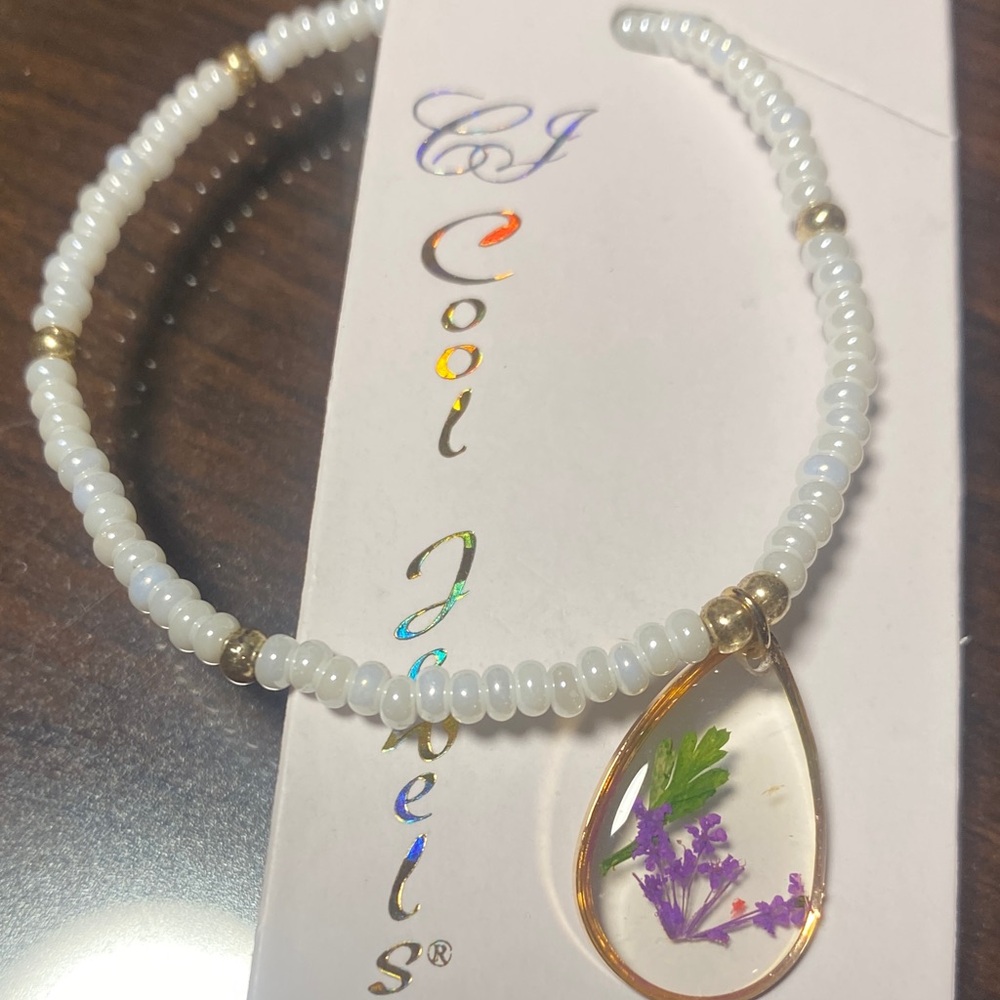 Small White Beaded stretch bracelet w Pressed Flower acrylic Teardrop Charm NWT